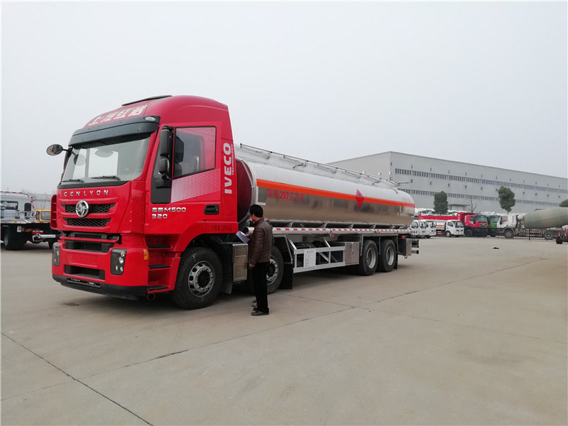 上汽紅巖29.7方前四后八鋁合金運油車，20噸運油車